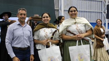 El Intendente de San Carlos Rolando Scanio junto a la Flor Departamental de la Tradición Camila Suárez&nbsp; y Victoria Martínez Flor del Clavel del Aire