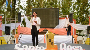 Flor Destéfanis en el festejo del aniversario 139º de Santa Rosa.