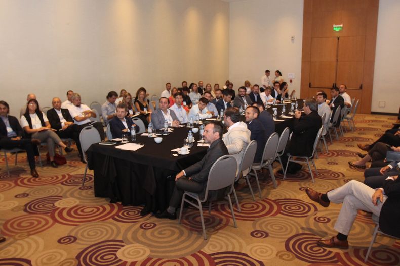 Las mesas de Inversión y Negocios reunieron a funcionarios, empresarios y profesionales.