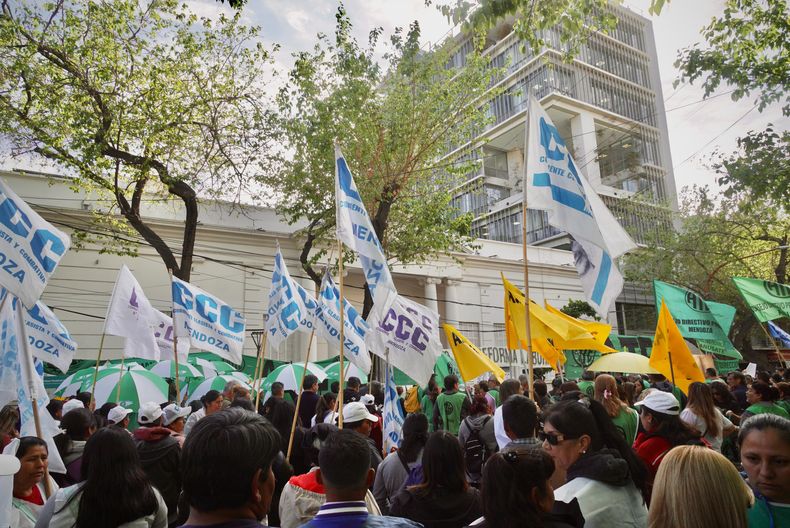 Trabajadores nucleados en ATE y AMPROS, entre otros, se manifestaron en la Legislatura en contra de las modificaciones al Estatuto del Empleado Público, impulsadas por el Ejecutivo.