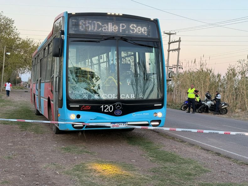 El colectivo que protagonizó el accidente vial en Las Heras. 