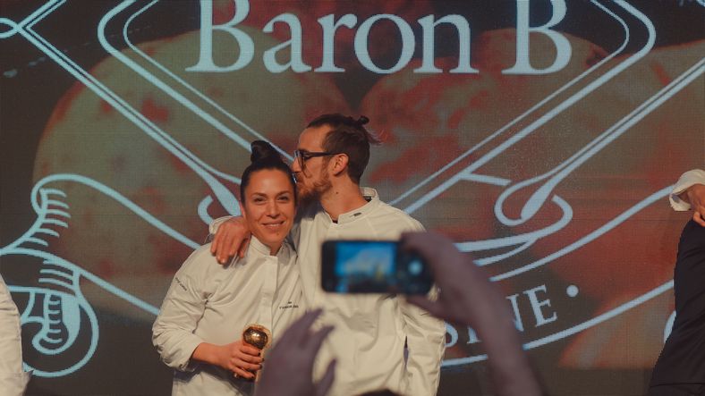 Florencia Lafalla y Emanuel Yañez, la felicidad total sobre el escenario al ganar el premio más importante de la gastronomía argentina.