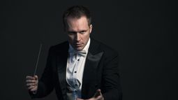 El maestro Tobías Volkmann estará al frente de la Orquesta Sinfónica UNCuyo haciendo canciones de ABBA.