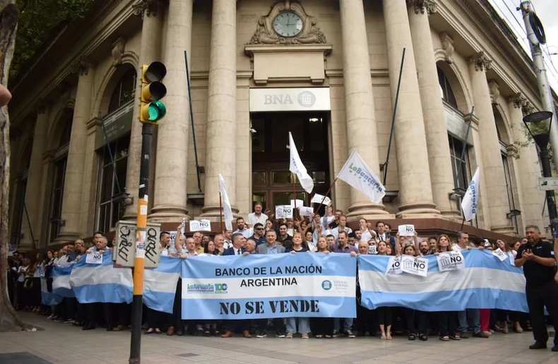 En el informe las autoridades del Banco de la Nación Argentina, confirmaron la reducción de personal, el cierre de sucrusales y el avance en Sociedad Anónima