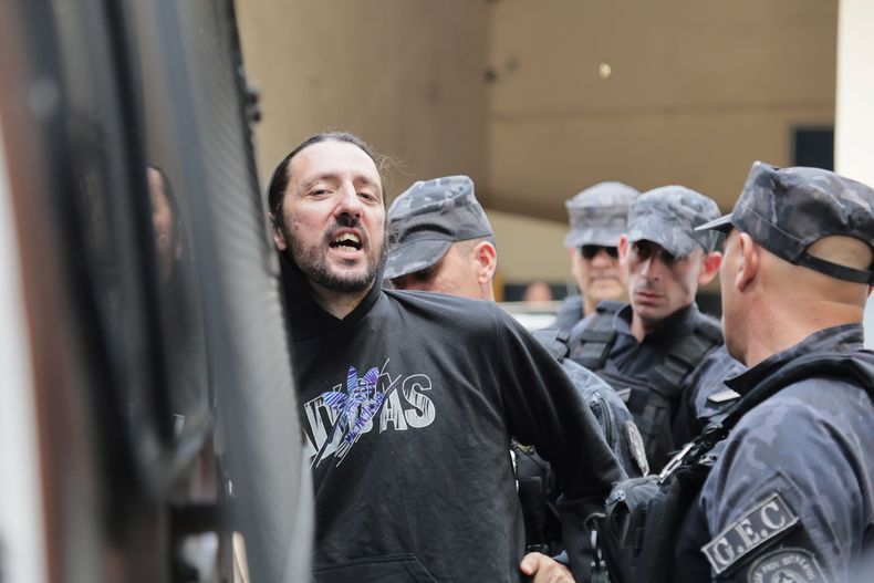 Actualmente, permanece detenido a la espera de una audiencia