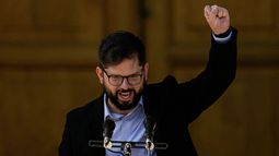Chilenos tienden a rechazar nueva Constitución, según sondeos.