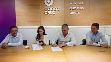 Mercedes Rus y Diego Costarelli firmaron el acuerdo.