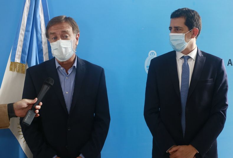El gobernador y Wado de Pedro.