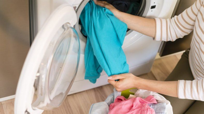 Truco: cómo sacar las manchas de la ropa para siempre de manera simple y rápido.