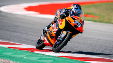Valentín Perrone, piloto argentino de Moto3, durante su remontada en el GP de Cataluña donde finalizó en el top 10.