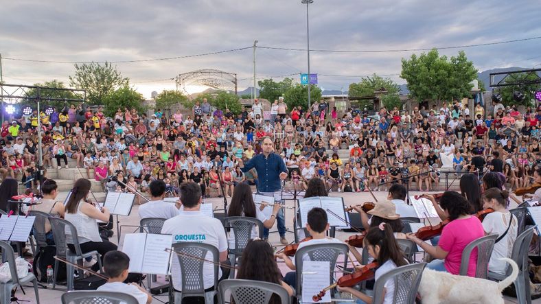 La Orquesta Municipal “Pequeños Grandes Músicos del Pedemonte” va por un bandonéon.