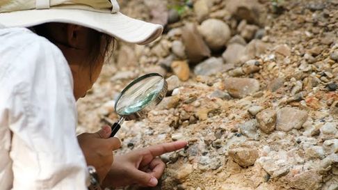La Geología permite estudiar la composición, estructura y evolución de la Tierra y tiene aplicaciones en minería, energía, agua y grandes obras.