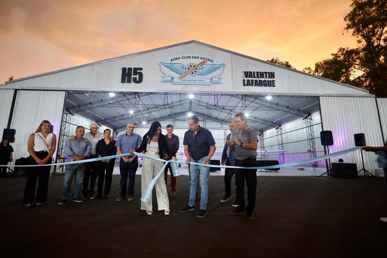 El intendente de San Rafael, Omar Félix, junto a autoridades al aeroclub, presentaron el flamante hangar y la pista de maniobras para la lucha antigranizo