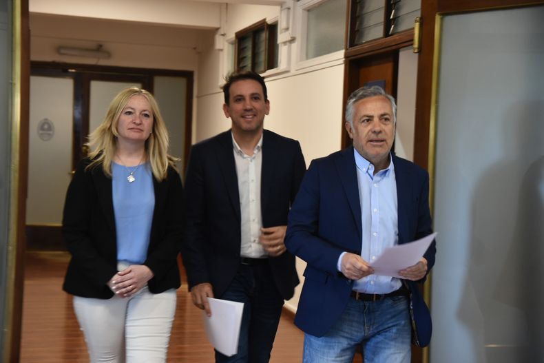 Tadeo García Zalazar, ministro de Educación, Cultura, Infancias y DGE jutno al Gobernador y Vicegobernadora.