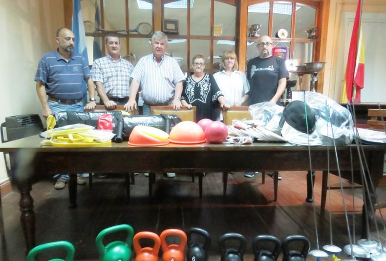 17 Comisión directiva del Club Español con los elementos deportivos adquiridos para el yudo, pelota paleta, squash y esgrima que se practican en la institución. Martes 28 03 17