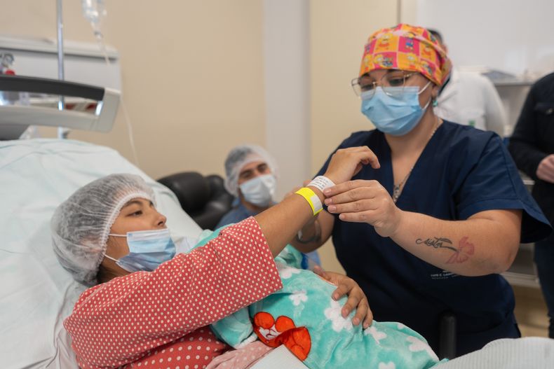 Owen y su madre fueron los primeros en contar con pulseras inviolables y trazabilidad digital en Mendoza.