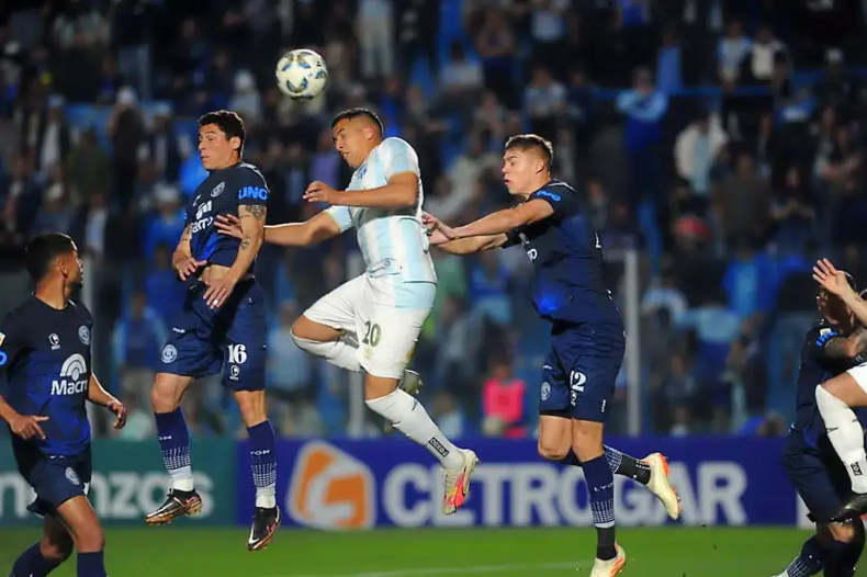 Hubo fútbol en el norte y el conjunto mendocino se volvió sin nada (Foto: Diario La Gaceta).