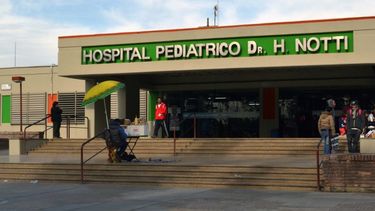 Tras sufrir el accidente en el tractor, una ambulancia lo trasladó al Hospital Notti.
