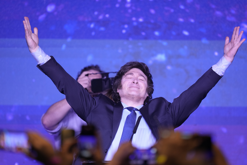 Javier Milei festeja su primer triunfo político con la aprobación de su ley fundacional.