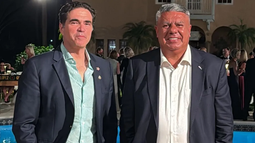 Claudio Chiqui Tapia, en Mar-a-Lago, junto al asesor Félix Lasarte.