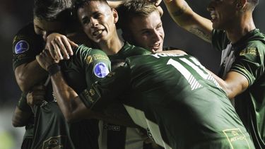 banfield enfrenta a universidad catolica en la altura de quito por la sudamericana