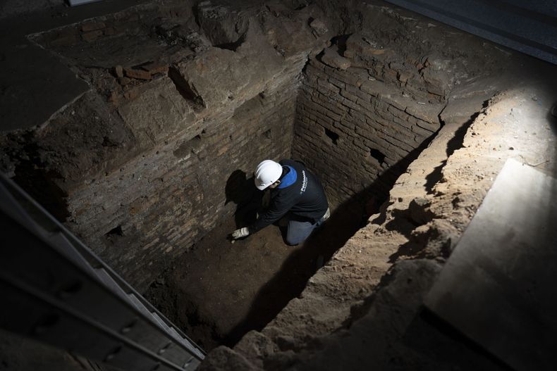 Un técnico del área de arqueología y paleontología de la Dirección General Patrimonio, Museos y Casco Histórico de la Ciudad de Buenos Aires, trabaja en un sumidero en la denominada Casa Blaquier, en la ciudad de Buenos Aires, capital de Argentina, (Xinhua/Martín Zabala)