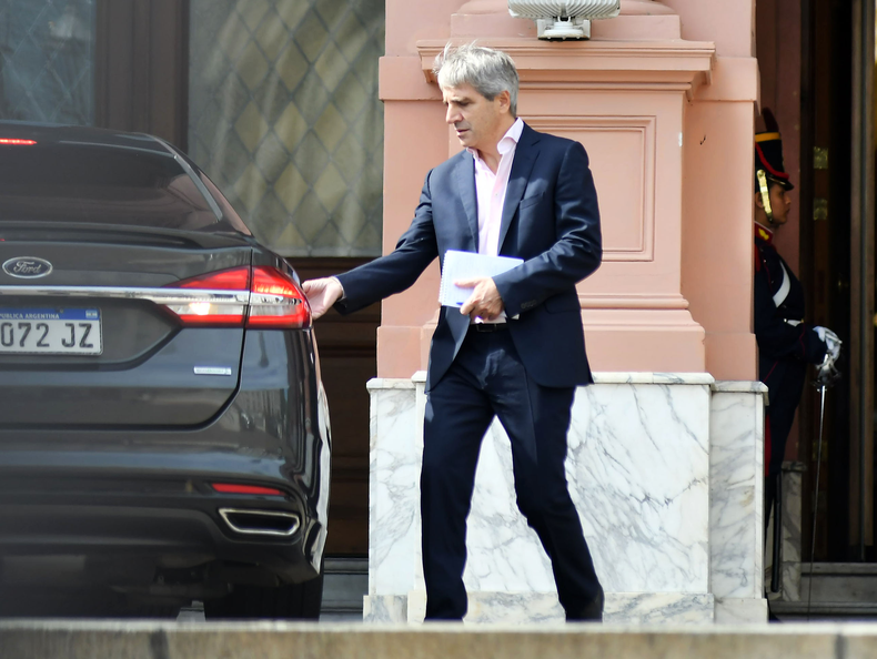 Luis Caputo tras la reunión de gabinete liderada por Javier Milei.