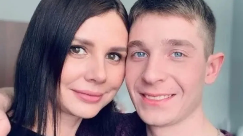 Se divorció de su esposa y le hizo una demanda millonaria a su hijastro.