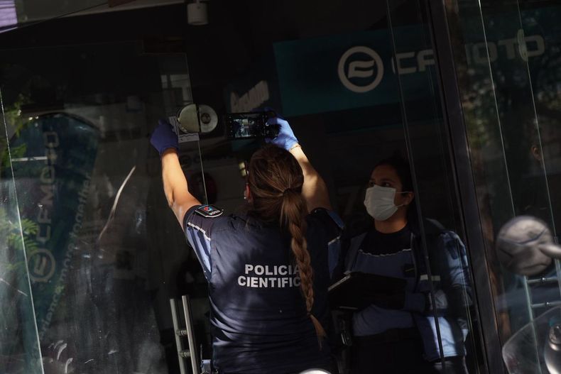 Policía Científica peritó la escena del robo. 