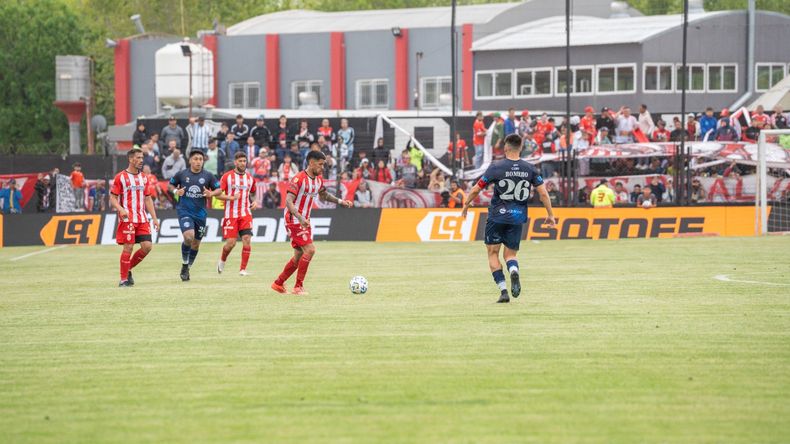 El encuentro se disputó en la cancha del Deportivo Riestra.