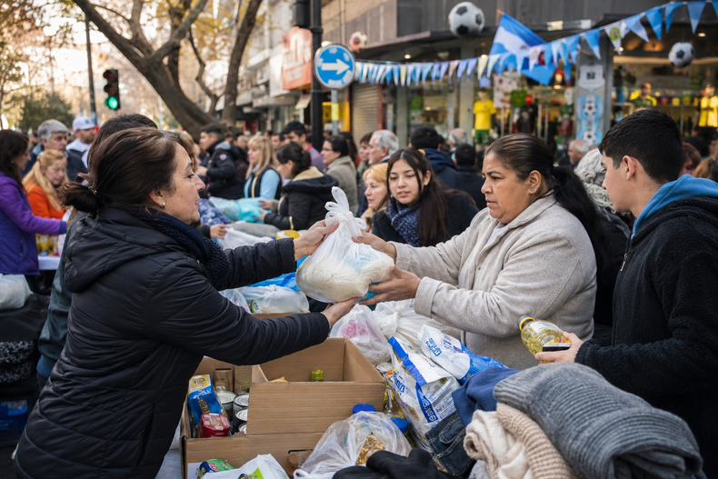 La propuesta combina solidaridad, comercio y sorteos en el centro de la Ciudad de Mendoza.