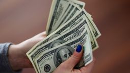 El dólar oficial cerró a $ 71,01 y el contado con liquidación cayó a $112,46