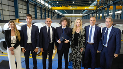 Javier Milei y la comitiva que lo acompañó a San Nicolás.