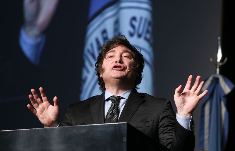 Un gobernador radical cruzó fuertemente a Javier Milei y aseguró que un eventual gobierno del economista sería inviable.