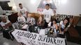 La querella cuestiona duramente esta decisión, al considerar que deja sin respuesta judicial a las víctimas y sus familias