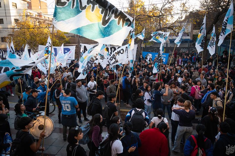 Militantes y dirigentes peronistas se manifestaron en Mendoza tras el fallo contra Cristina.