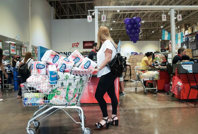 ANUARIO 2020-17 de marzo cierran hoteles, centros comerciales restringen horarios y las farmacias limitan la venta de alcohol en gel y barbijos.