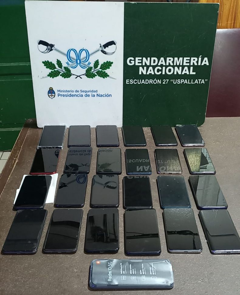 Los celulares que iban de contrabando en un auto y fueron secuestrados.&nbsp;&nbsp;