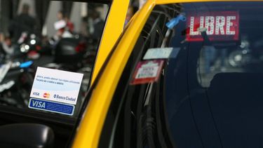 El taxi tradicional suma la tarjeta de crédito para competir con UBER