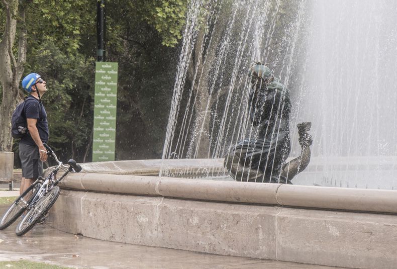 Calor, temperatura, agua, hidratación, refrescarse, clima, verano, enero, agua, parque general san martin, fuente de los continentes, ciclista