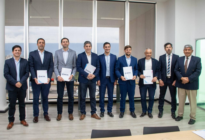 Los funcionarios firmantes del nacimiento de la nueva mesa regional para fortalecer e impulsar la minería