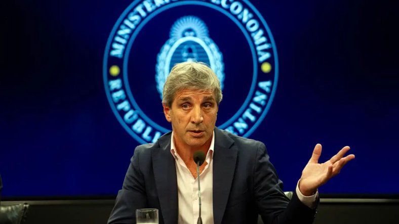 Luis Caputo aseguró que las retenciones al campo serán eliminadas, pero pidió paciencia