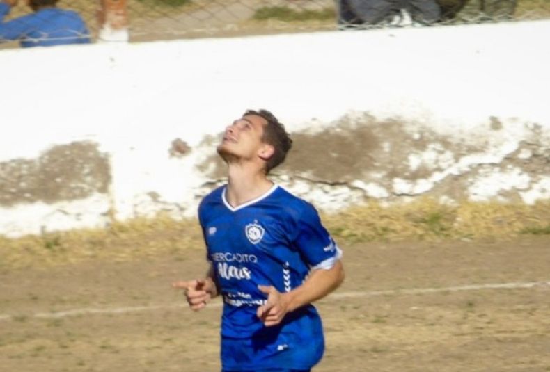 22 El goleador de Quiroga, Sergio Soriano estará en la delantera ante el Club Atético Villa Atuel. Sábado 05 03 22