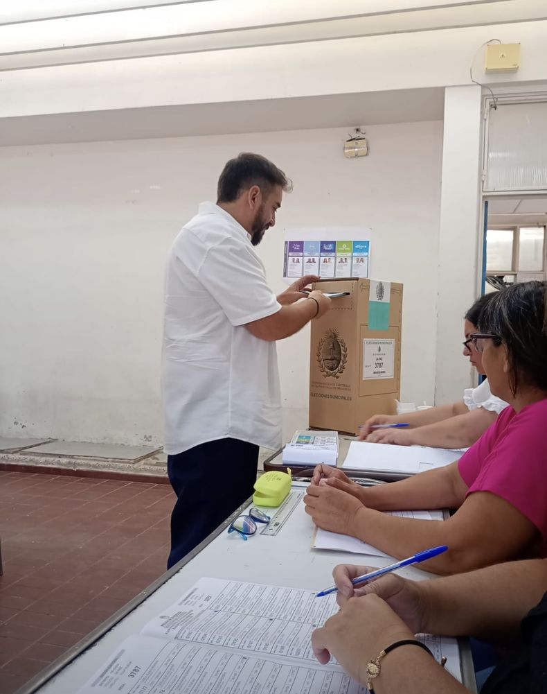 El intendente de La Paz, Fernando Ubieta emiti&oacute; su voto a las 11.30 en la Escuela Marcelino H&eacute;ctor Blanco.&nbsp;
