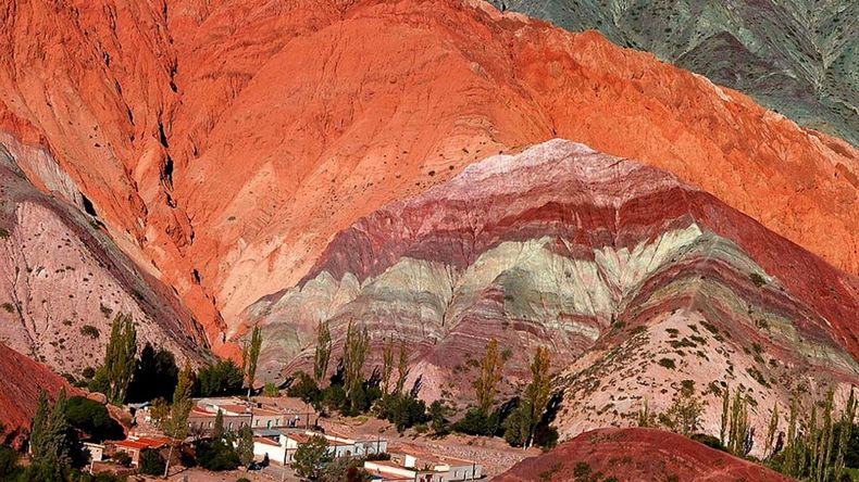Siguen las protestas en contra de Gerardo Morales con cortes de ruta en Cerro de los Siete Colores.