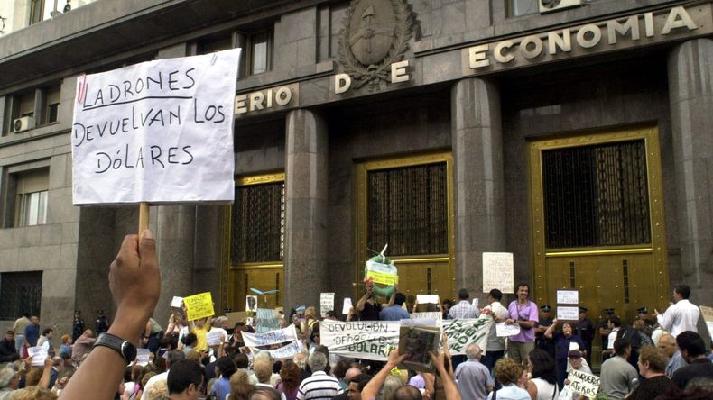 Efemérides: un día como hoy, el gobierno de Fernando de la Rúa impone el “corralito”.