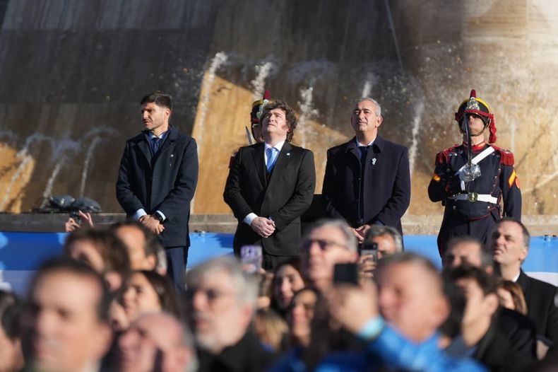 El gobernador de Santa Fe, Maximiliano Pullaro, pidió hoy que los recursos que aporta la provincia al Estado nacional regresen en obras de infraestructura productiva, al encabezar junto al presidente Javier Milei el acto central por el Día de la Bandera en Rosario. FOTO NA