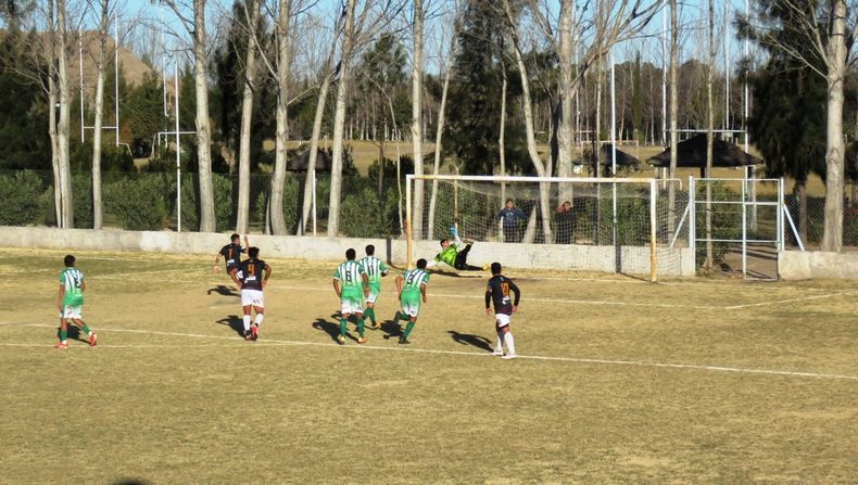 Fútbol: Fausto Tarifa tira el penalti, pega en el larguero y sale fuera.