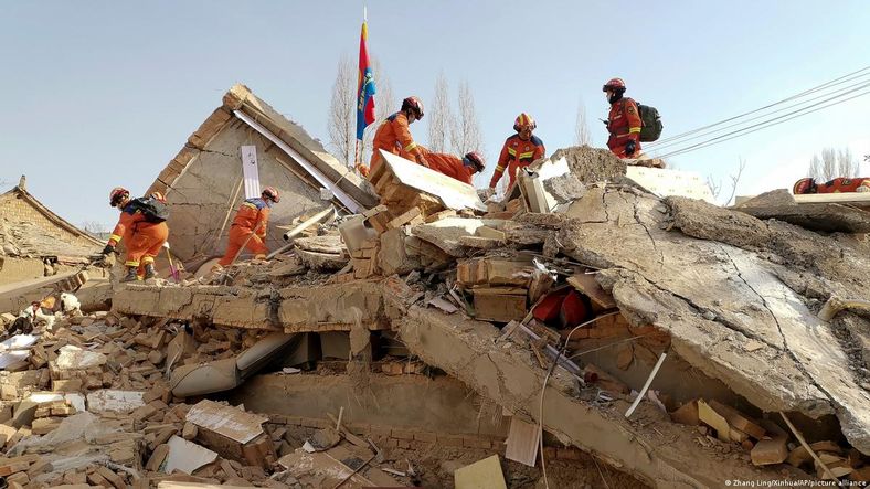 Al menos, 127 muertos por un intenso terremoto en el noroeste de China.