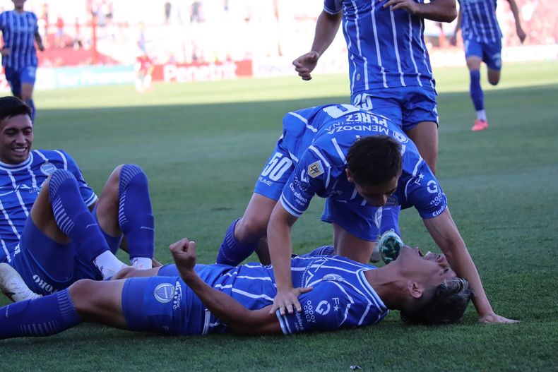 Con copa en mano, Godoy Cruz cerró el año con una victoria contundente en Córdoba